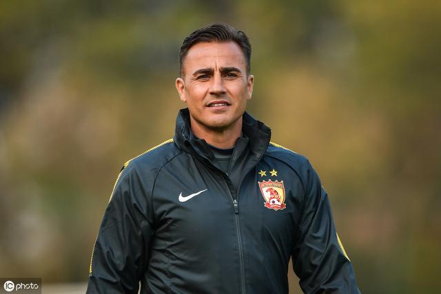 今晨体能课后，瓦伦西亚调整名单备战亚冠，引发热议，临场指挥获称赞(巴塞罗那vs瓦伦西亚首发预测)-MK体育